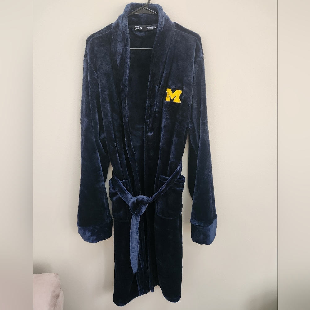 Northwest silk touch robe U of Michigan Wolverines